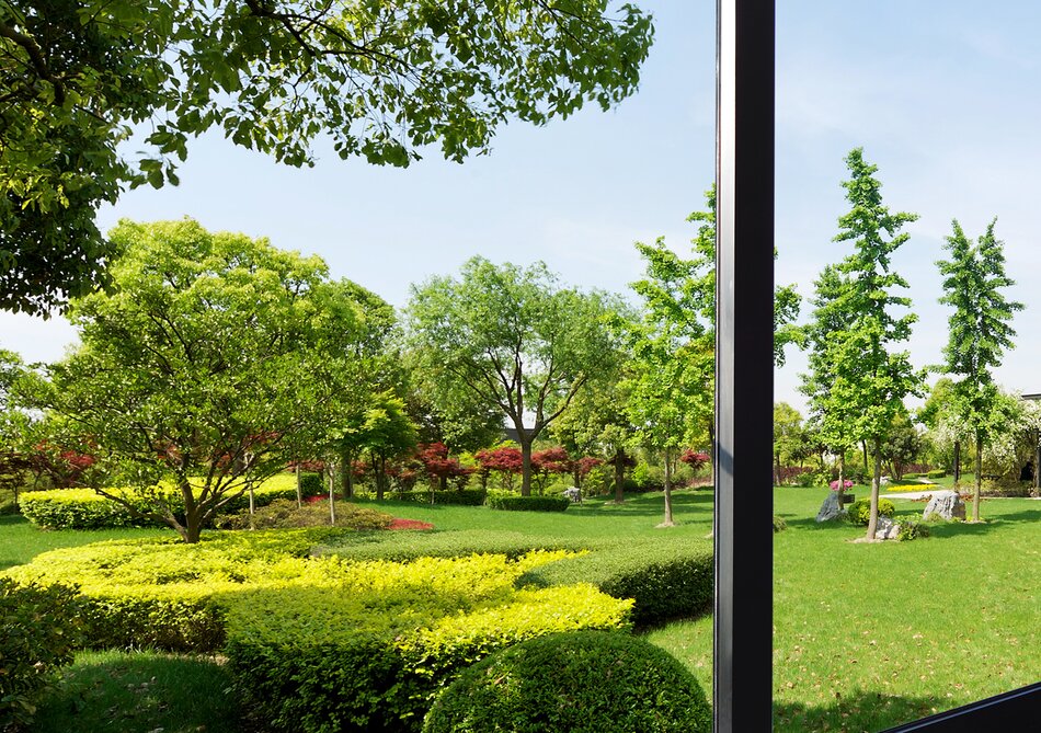 View of nature from a wood-aluminium window | © iStock-621723008_ret