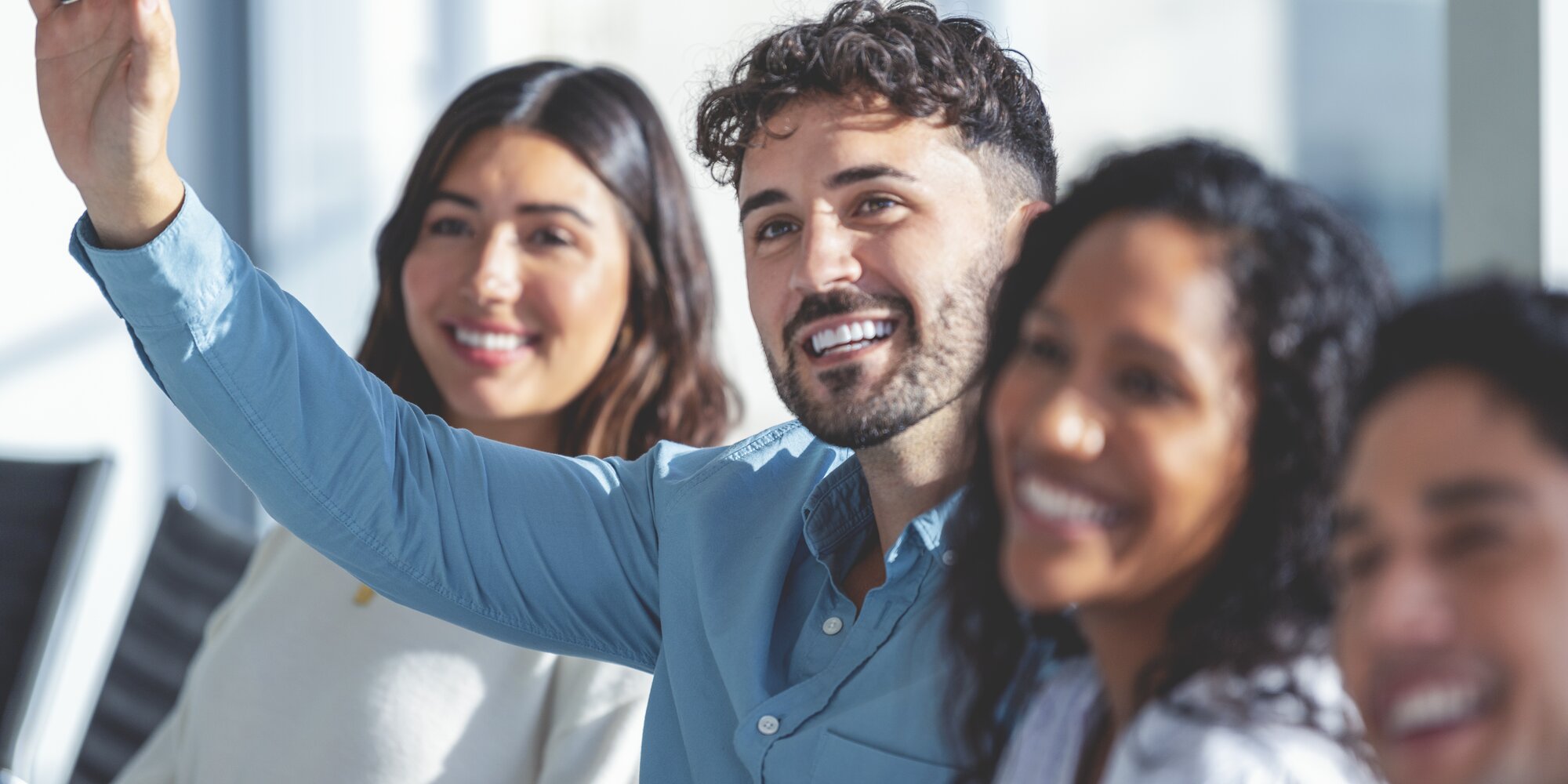 Mann in Gruppe stellt eine häufige Frage an BUG | © iStock-1330784998