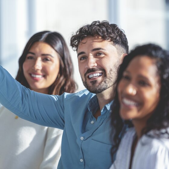 Mann in Gruppe stellt eine häufige Frage an BUG | © iStock-1330784998