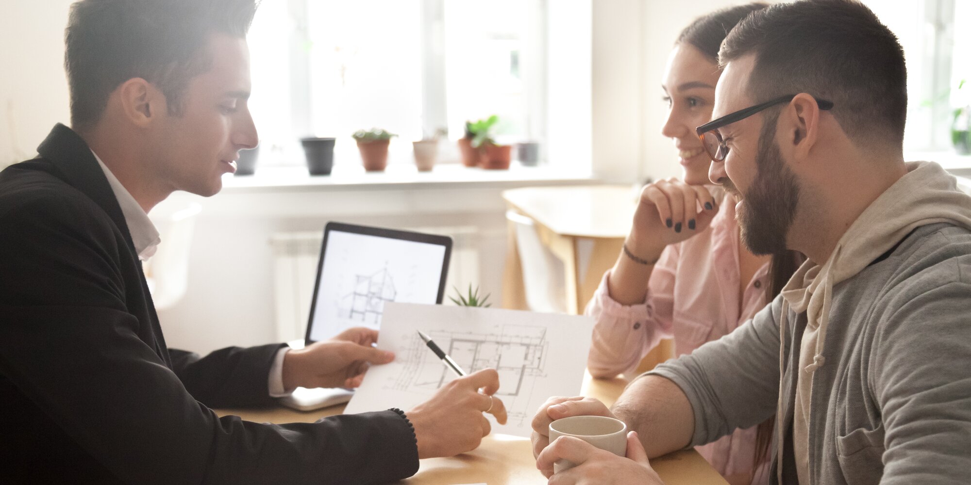 Beratungsgespräch zwischen Vertreter und privaten Bauherren | © iStock-963814402