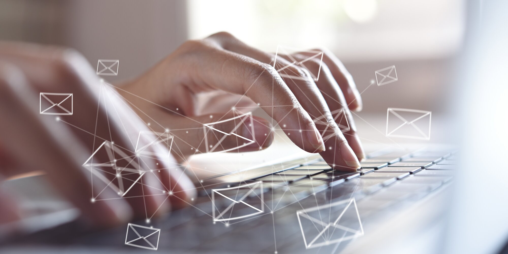 Finger an Tastatur zur Anmeldung des Newsletters | © iStock-1396388952
