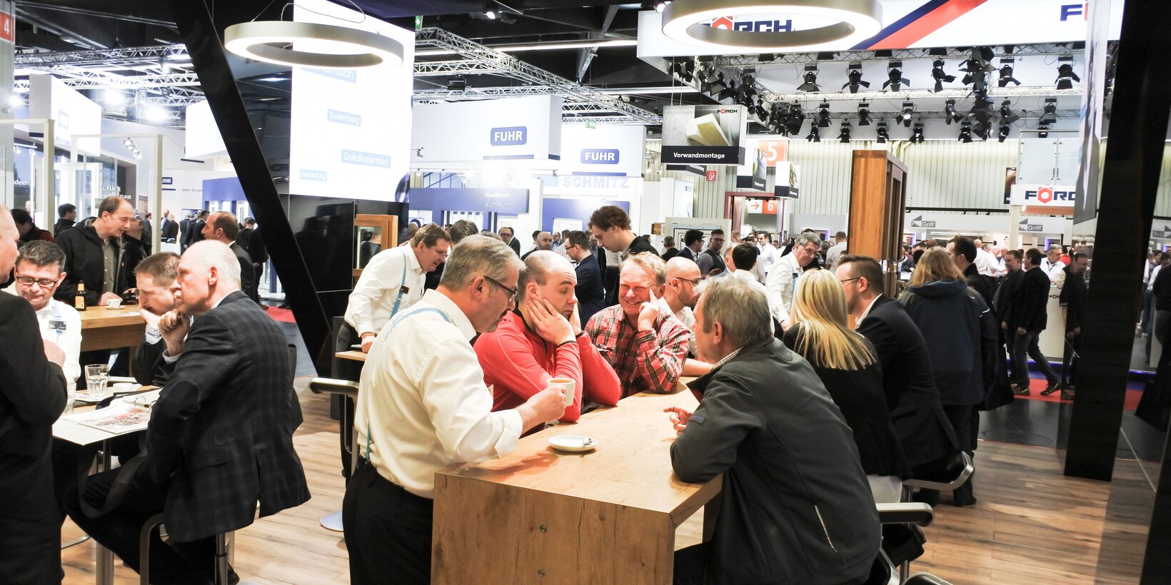 Gut besuchter Loungebereich auf dem Messestand von BUG