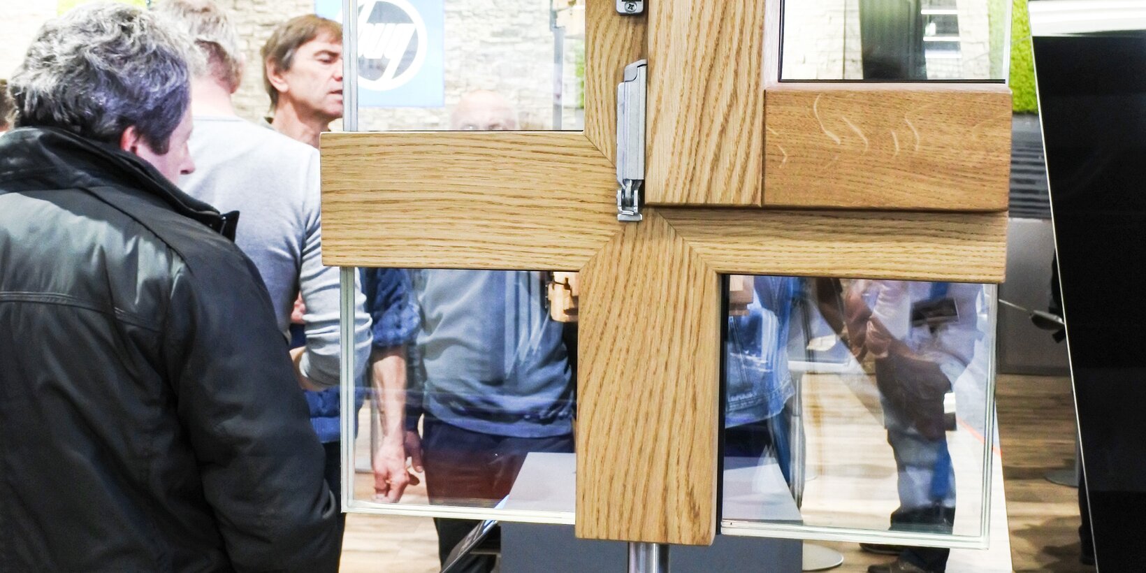 Ansicht von Holz und Glas des Fensterexponats von BUG