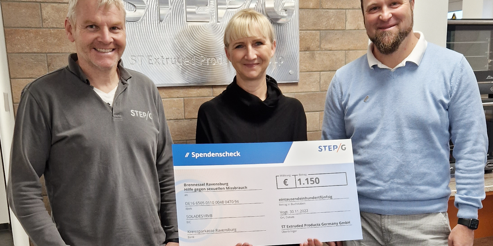 Spendenübergabe von STEP-G an das Vorstandsmitglied des Vereins Brennessel e.V.
