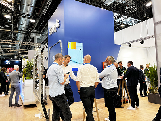 Besucher am STEP-G Messestand auf der ALUMINIUM 2024