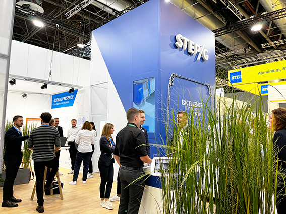 Interaktion am Messestand auf der ALUMINIUM 2024