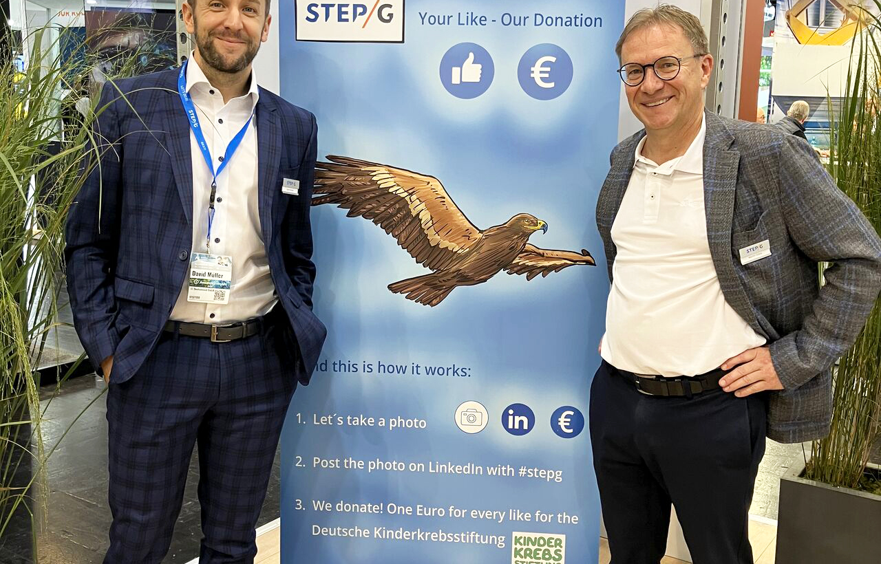 Spendenaktion von STEP-G auf der ALUMINIUM 2024 zugunsten  der Deutschen Kinderkrebsstiftung v.l.n.r. David Müller, Head of Human Resources STEP-G, und  Martin Götze, Director BUG Aluminium-Systeme
