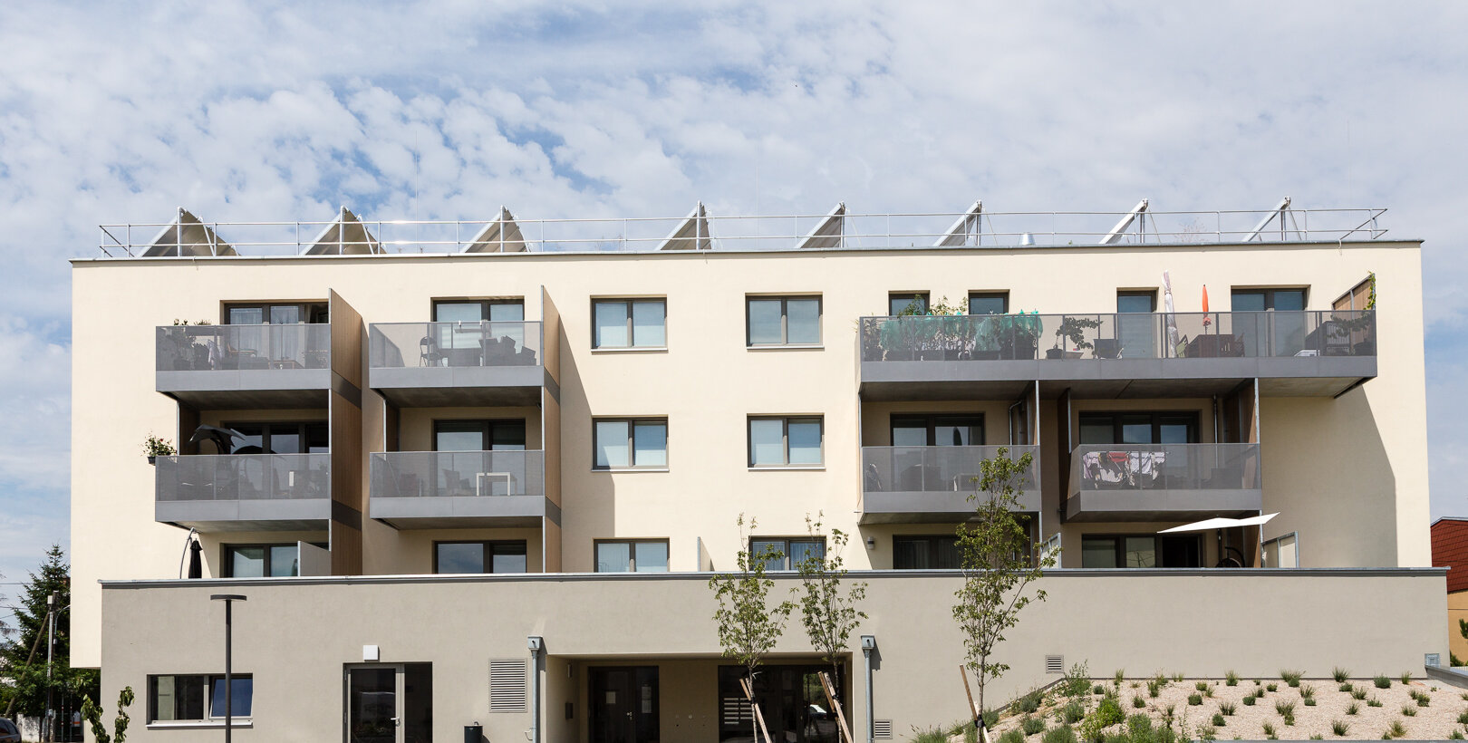 Gebäudeansicht des Mehrfamilienhauses in der Portheimgasse im 22. Bezirk in Wien-Donaustadt