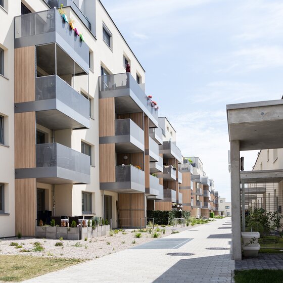 Seitliche Gebäudeansicht des Mehrfamilienhauses mit Innenhof in der Portheimgasse im 22. Bezirk in Wien-Donaustadt
