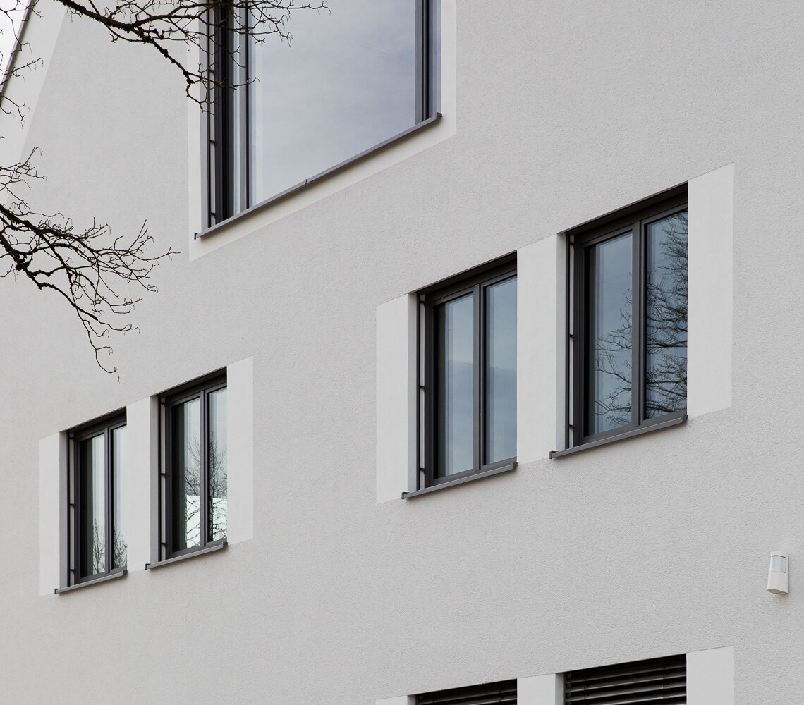 Fassadenansicht des Rathauses in Wolfegg mit Holz-Aluminium-Fenstern und Fensterbänken von BUG