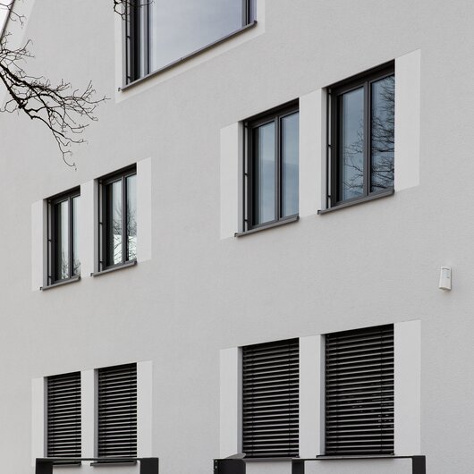 Fassadenansicht des Rathauses in Wolfegg mit Holz-Aluminium-Fenstern und Fensterbänken von BUG