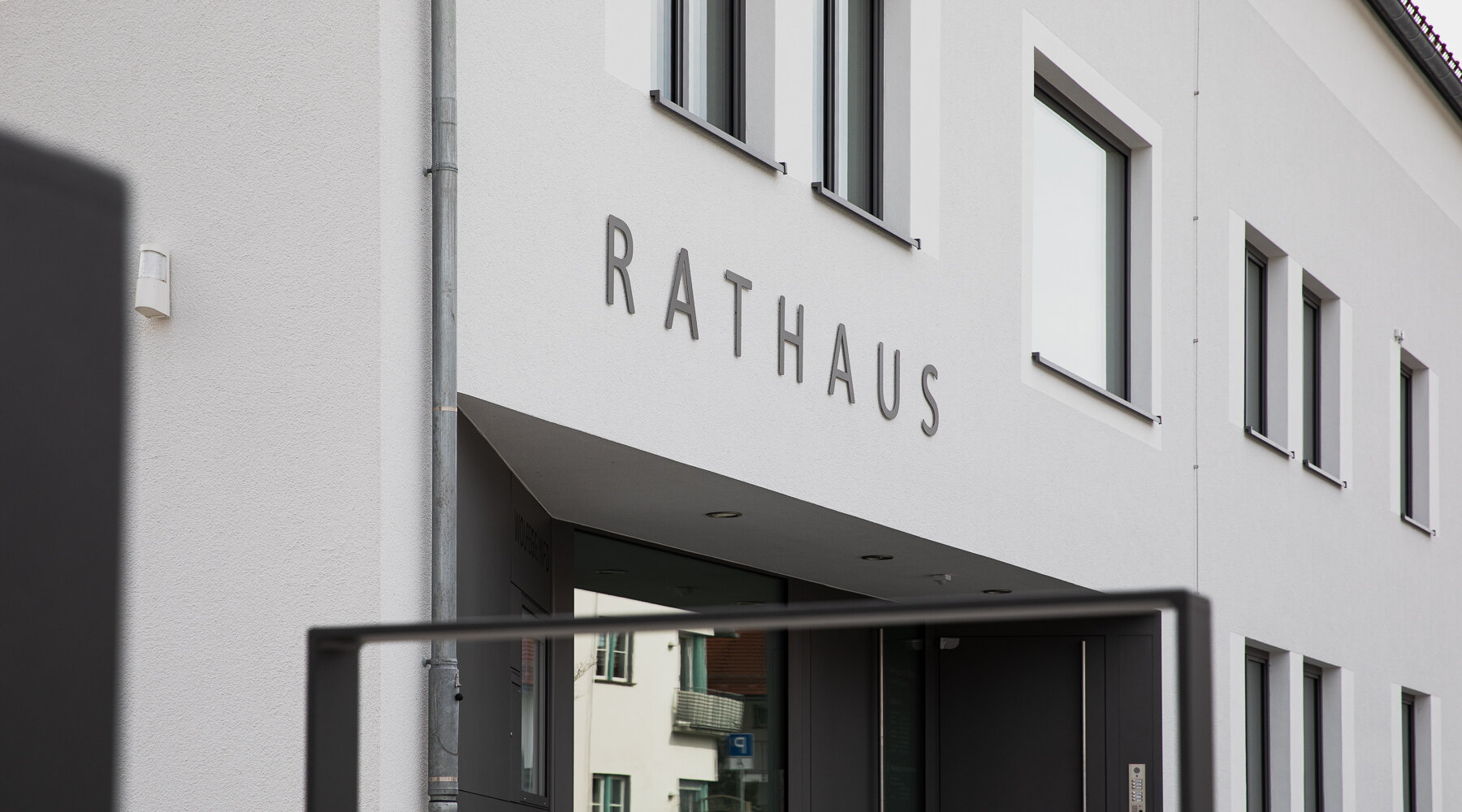 Ansicht der Holz-Aluminium-Fenstern und Fensterbänken von BUG in der Fassade des Rathauses in Wolfegg