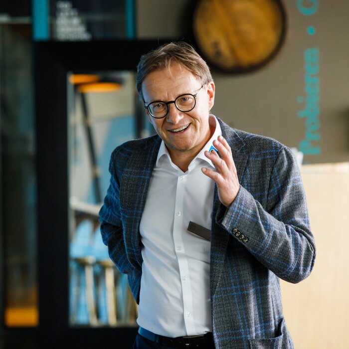 Director von BUG Aluminium-Systeme hält eine Ansprache
