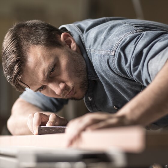 Specialist fitter at work - a BUG user group | © iStock-506547812