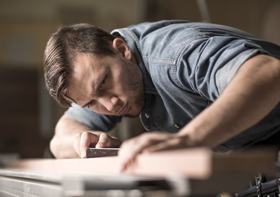 Specialist fitter at work - a BUG user group | © iStock-506547812