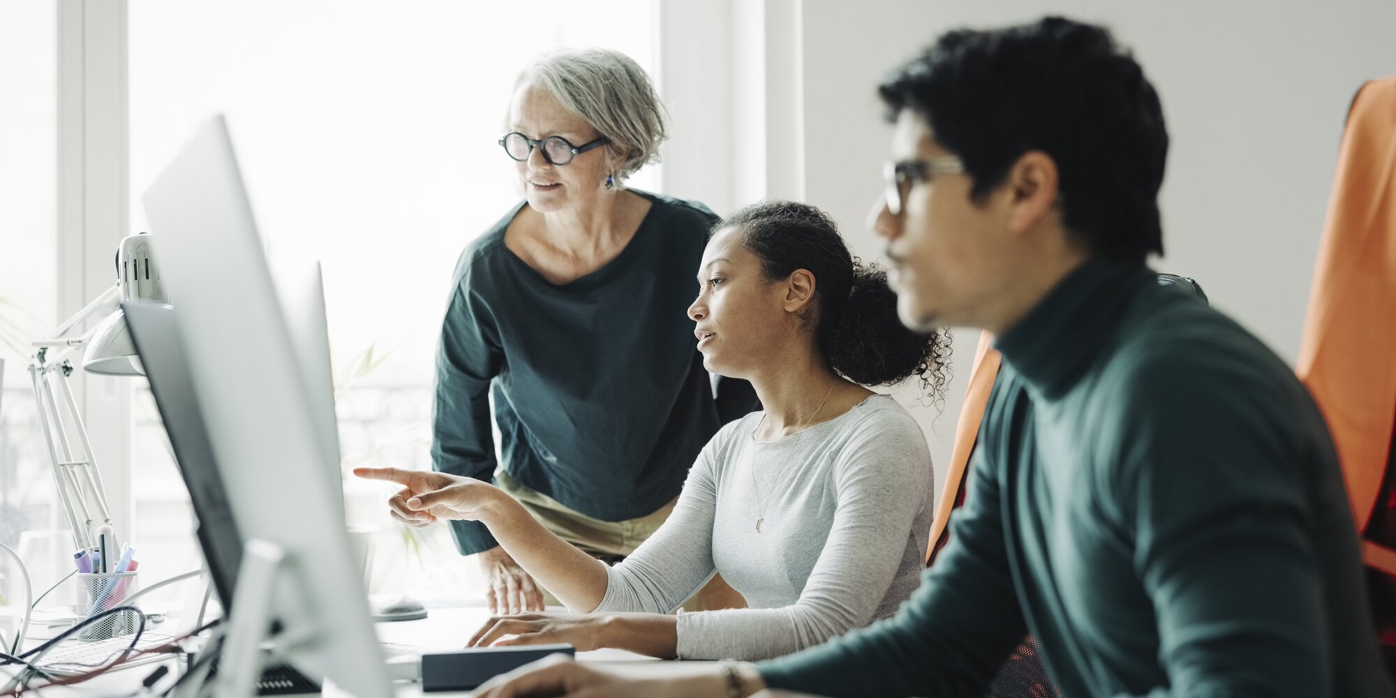 Team bei der Abstimmung von Ausschreibungstexten am Arbeitsplatz | © iStock-1467280458