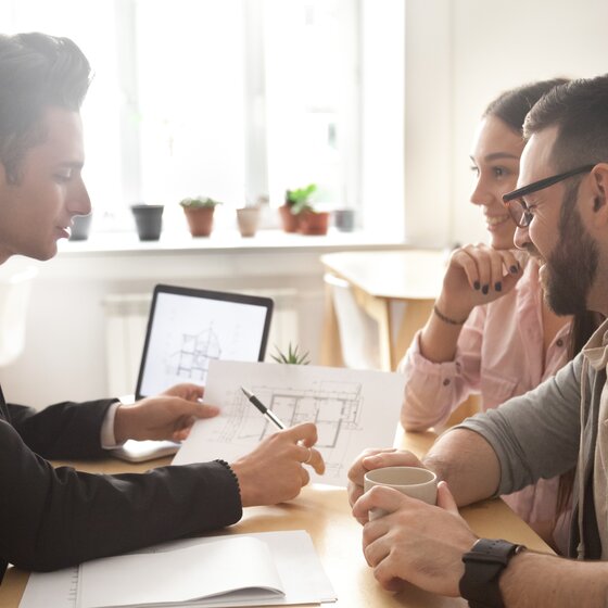 Consultation between representative and private client | © iStock-963814402