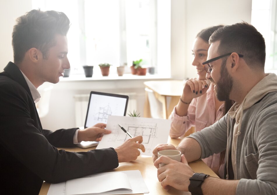 Beratungsgespräch zwischen Vertreter und privaten Bauherren | © iStock-963814402