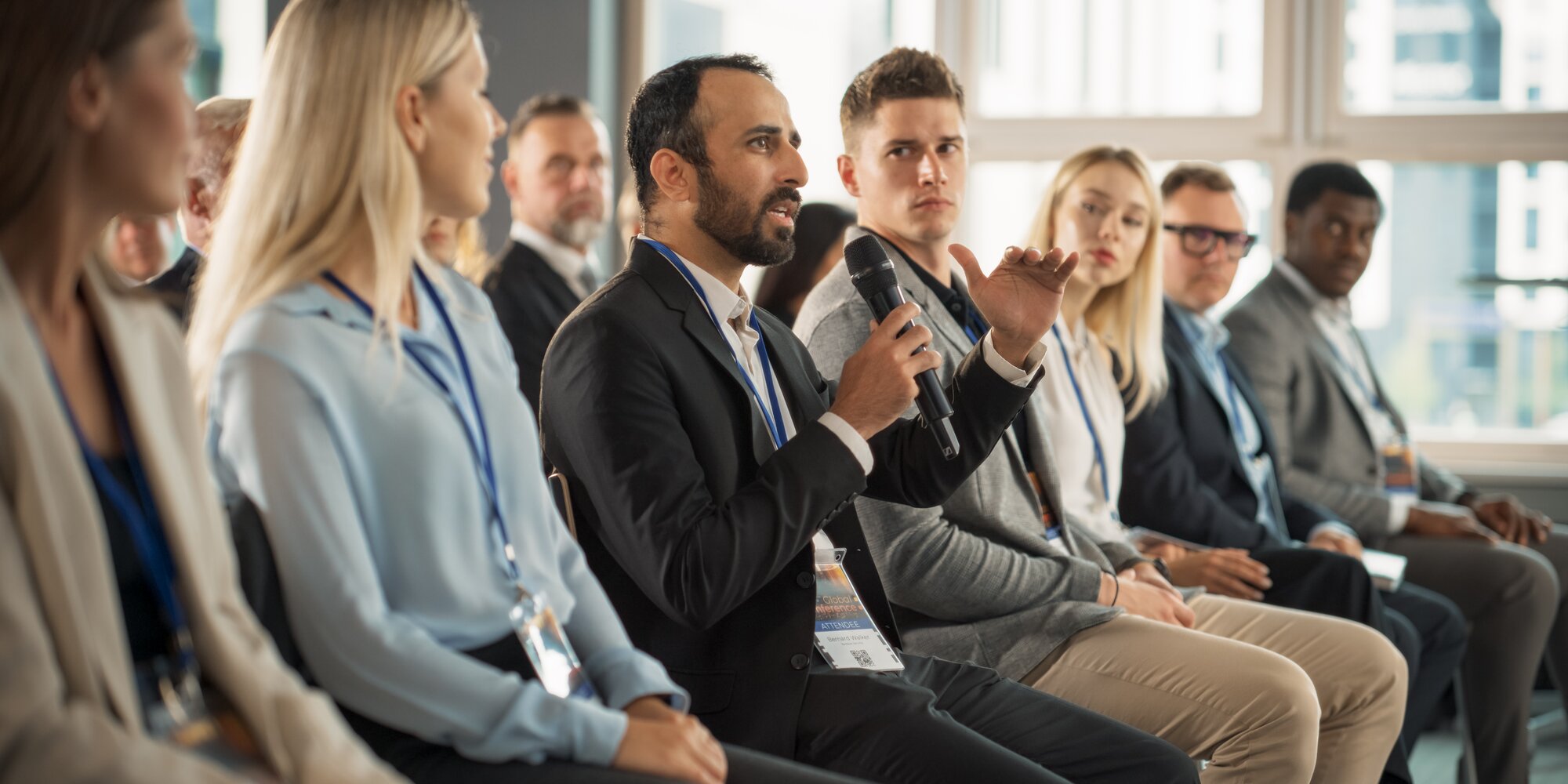 BUG Presseanfragen bei Pressekonferenz | © iStock-1757747480