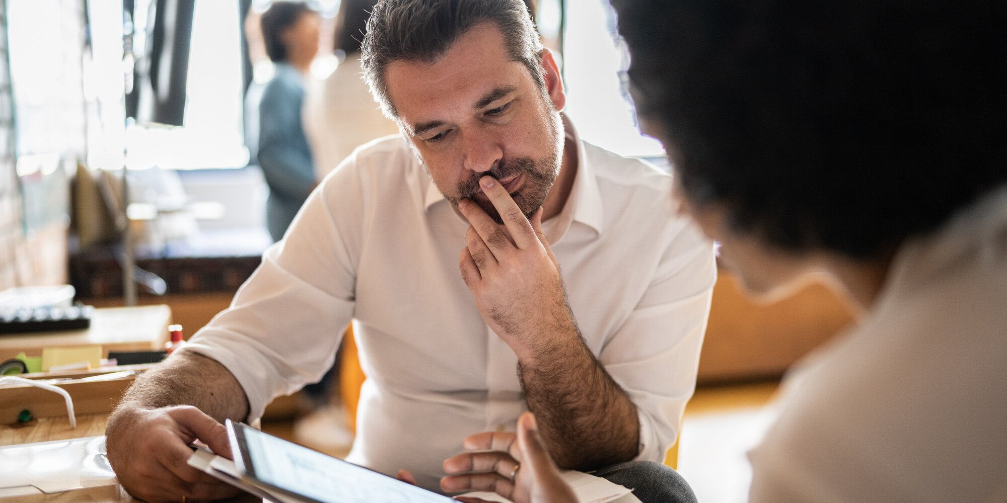 Mann in der Feedbackrunde | © iStock-1356386941