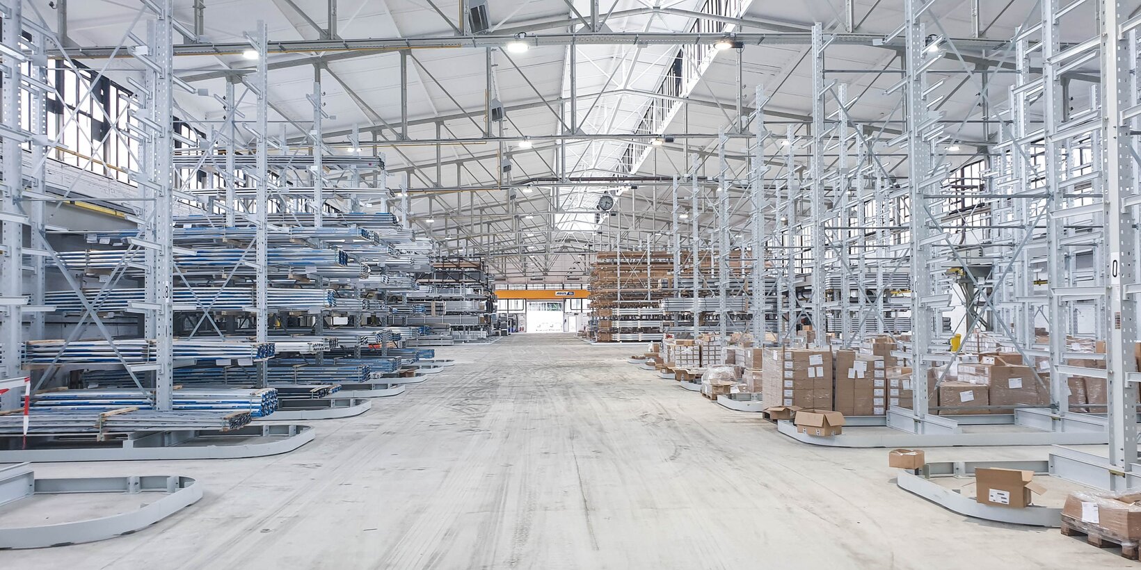 Kragarmregale ist mit Langware von BUG teilweise bestückt