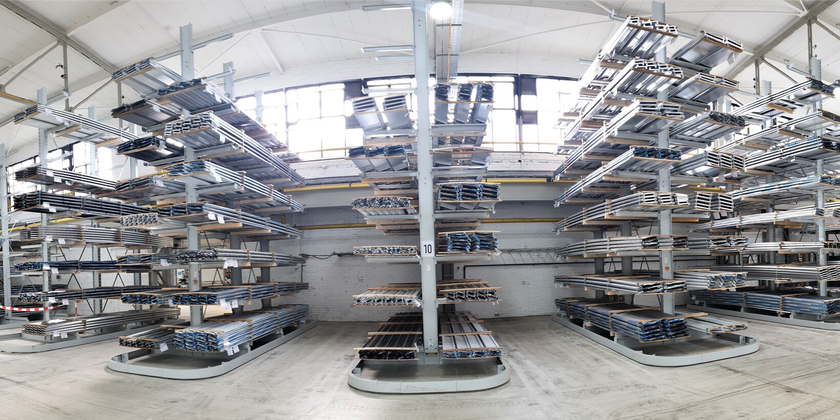 Kragarmregale mit Langware von BUG bestückt