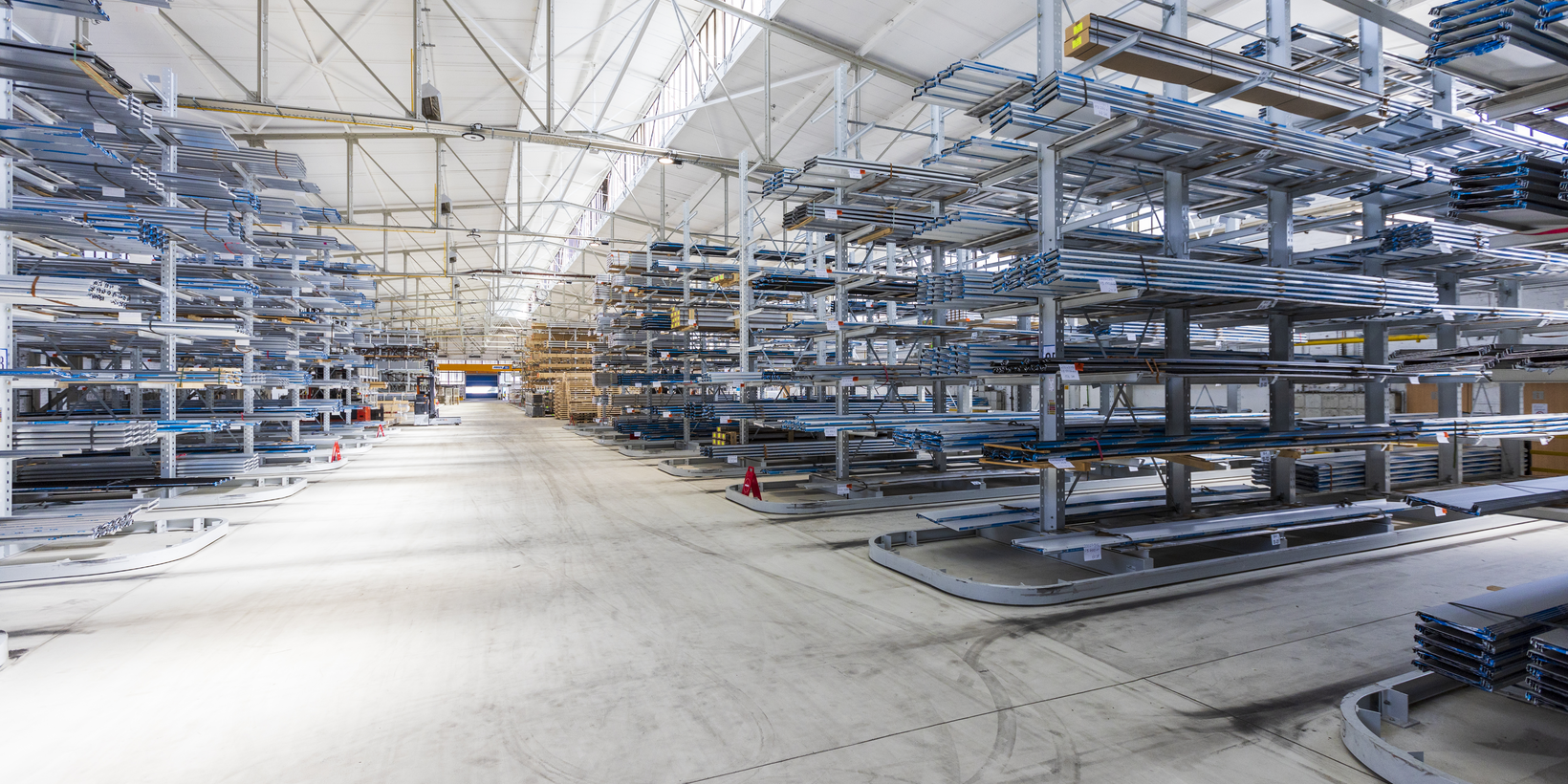 Hall with cantilever racking filled with aluminium profiles