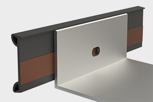 Ausschnitt eines Fensterbankabschnitts mit aufgeklebter Dichtung in schwarz mit zwei Kammern