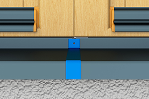 Eingebaute Fensterbank mit Stoßverbinder an einem Holzfenster mit Regenschutzschienen