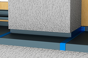Eingebaute Pfeileraussparung P 500 mit ersichtlichem Stoßverbinder an einem Mauerversatz mit Holzfenstern samt Regenschutzschienen