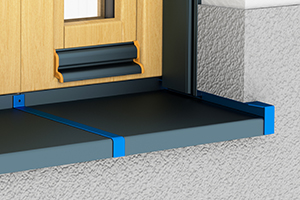 Eingebaute Fensterbank mit verputztem Schiebeverschluss A 500 V mit Rollladenführungsschiene an einem Holzfenster mit Wetterschutzleisten