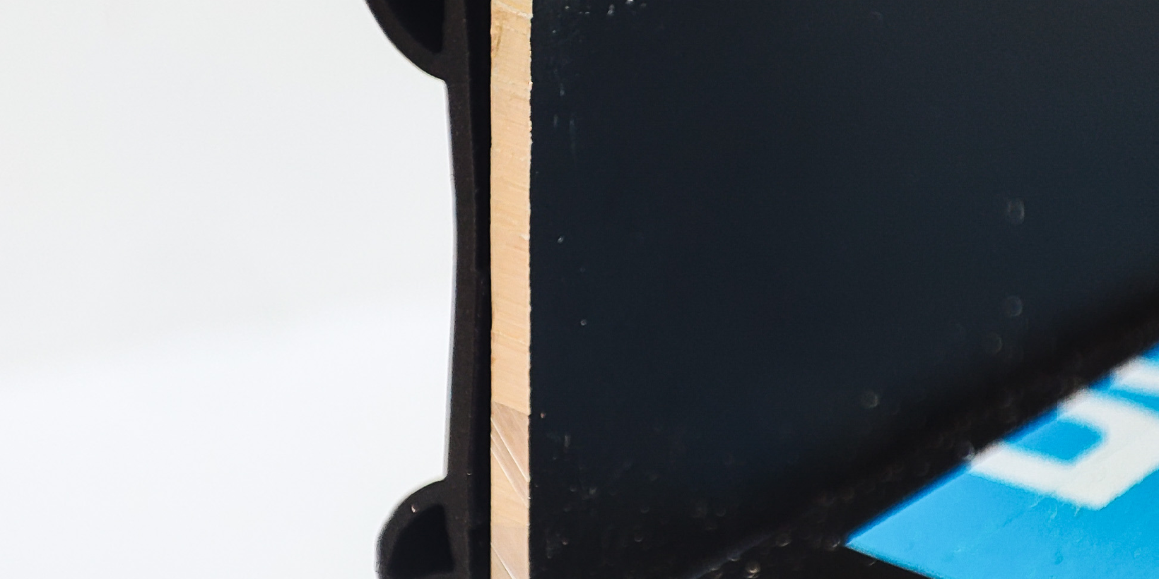 Anschraubdichtung AD 500 mit schwarzer Fensterbank