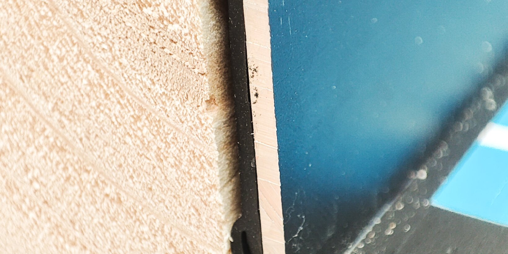 Angepresste Anschraubdichtung AD 500 mit Fensterbank an einem Holzrahmen