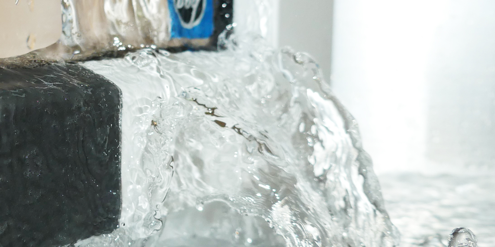 Herunterfließendes Wasser im Hintergrund das Systemelement BUG Triangel