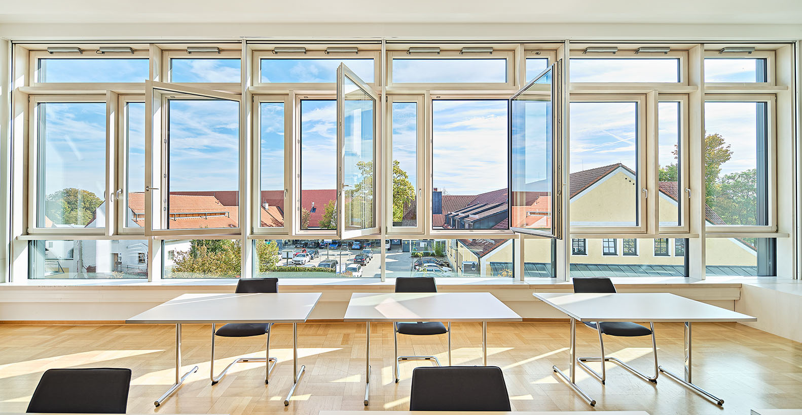 Offenes und helles Raum-Wohn-Konzept, realisiert mit der Pfosten-Riegelkonstruktion „Fassade 50“