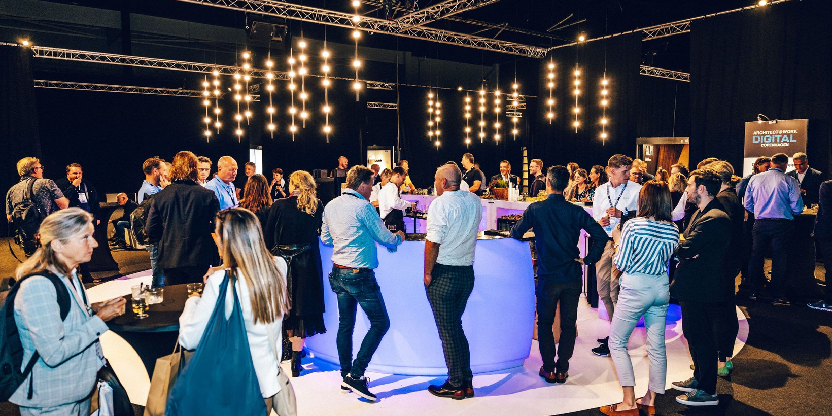 Atmosphäre bei Architect@Work: Zahlreiche Personen stehend im Loungebereich