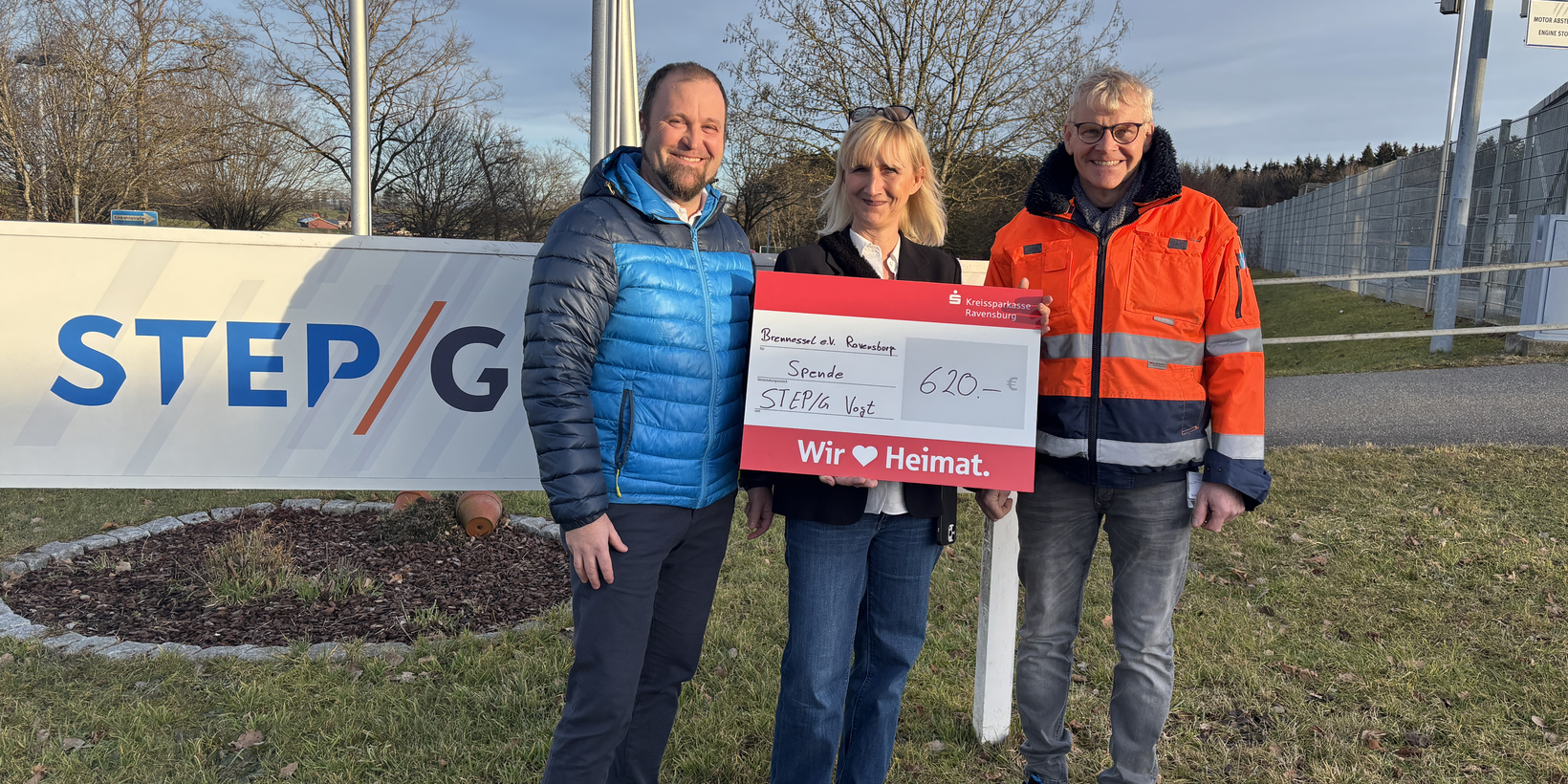 Die Spendenübergabe ist ein besonderer Moment (v.l.n.r.): Sebastian Sachs, Werksleiter STEP-G Vogt; Silke Schaich, Vorstandsmitglied Brennessel e.V.; Thomas Weber, Gesamtbetriebsratsvorsitzender STEP-G