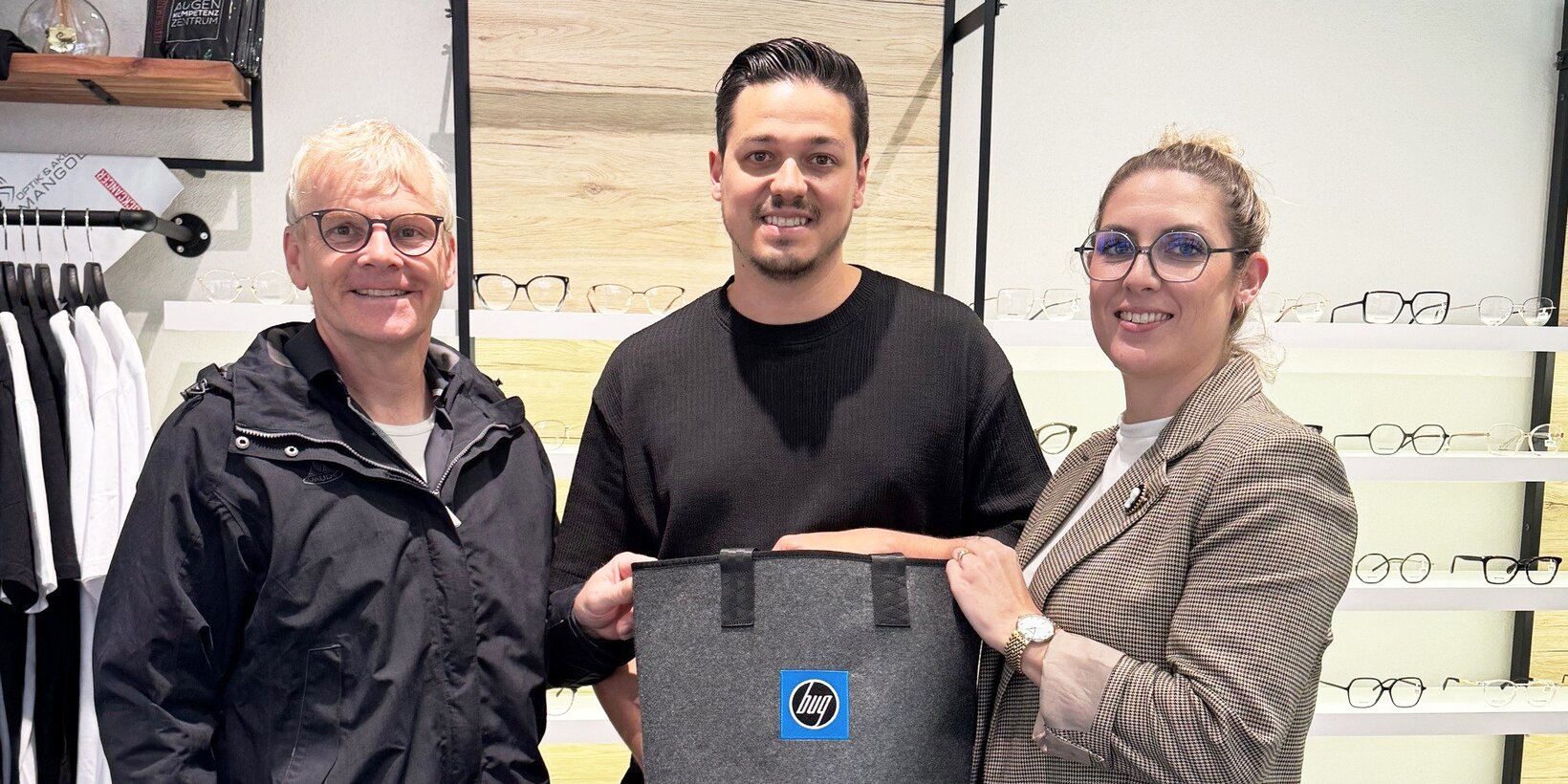 Übergabe der gespendeten Brillen von den Mitarbeitern der STEP-G Unternehmensgruppe