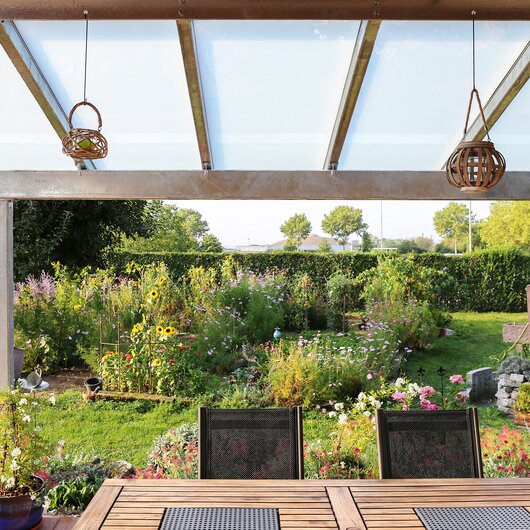 Übersicht der Aluminiumprofile und Zubehöre für das Überdachungssystem von BUG | © iStock-1273681956