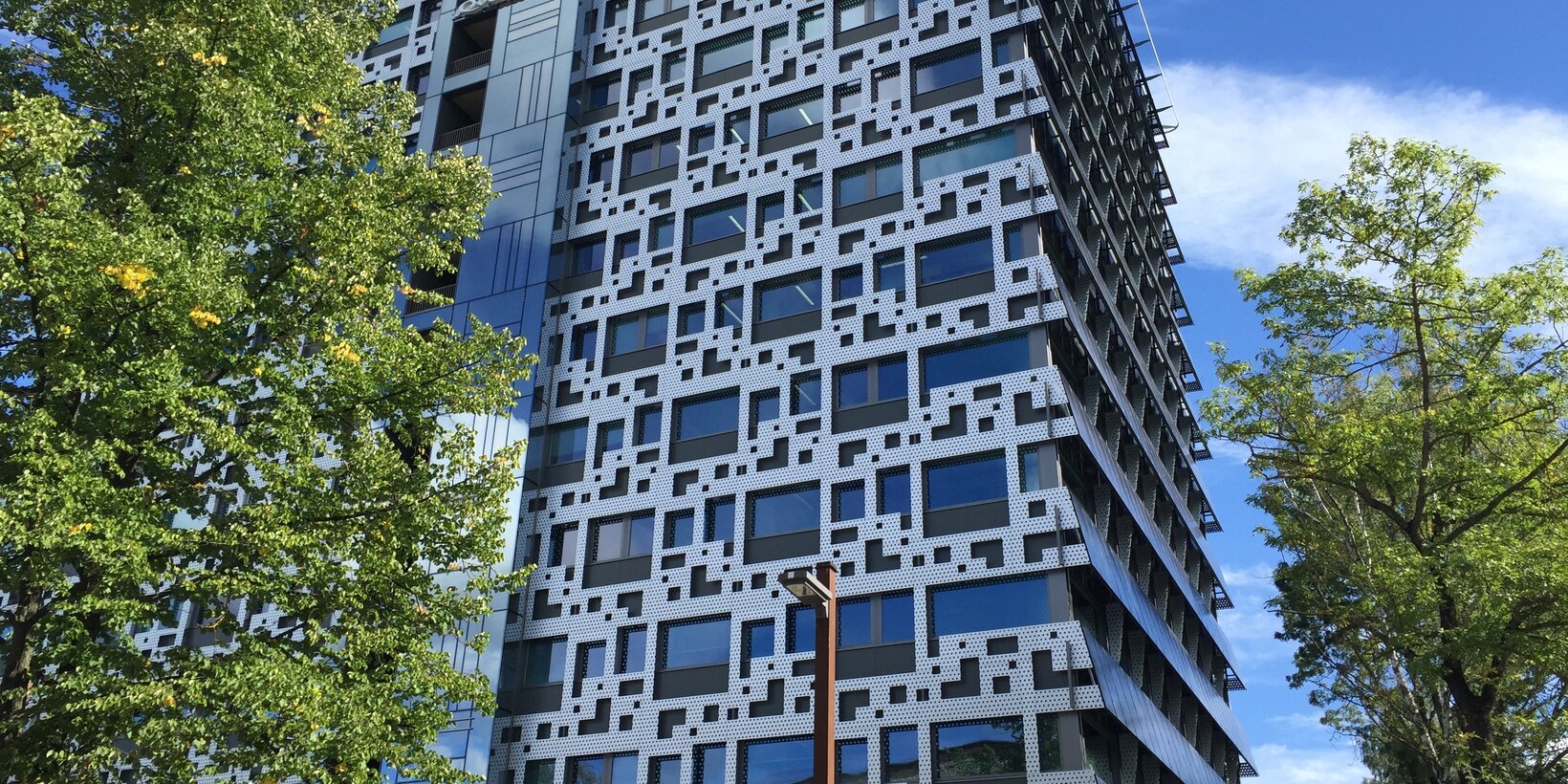 Gebäudeansicht des Bernhard Schmidt Gebäudes in Tallin, Estland, mit dem Renovierungssystem Holzplus von BUG