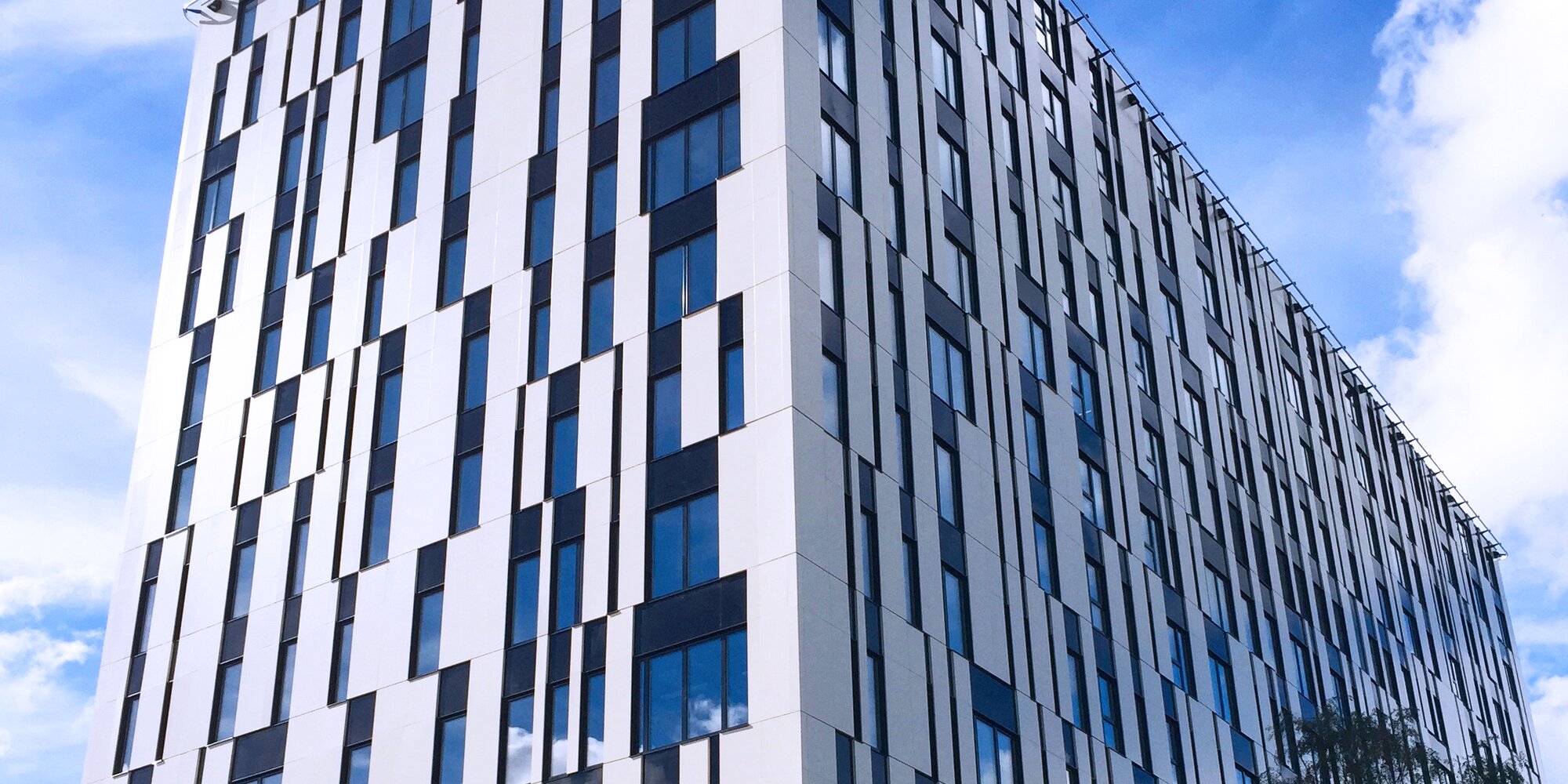 View of the Bernhard Schmidt building in Tallinn, Estonia, with the renovation system Holzplus from BUG