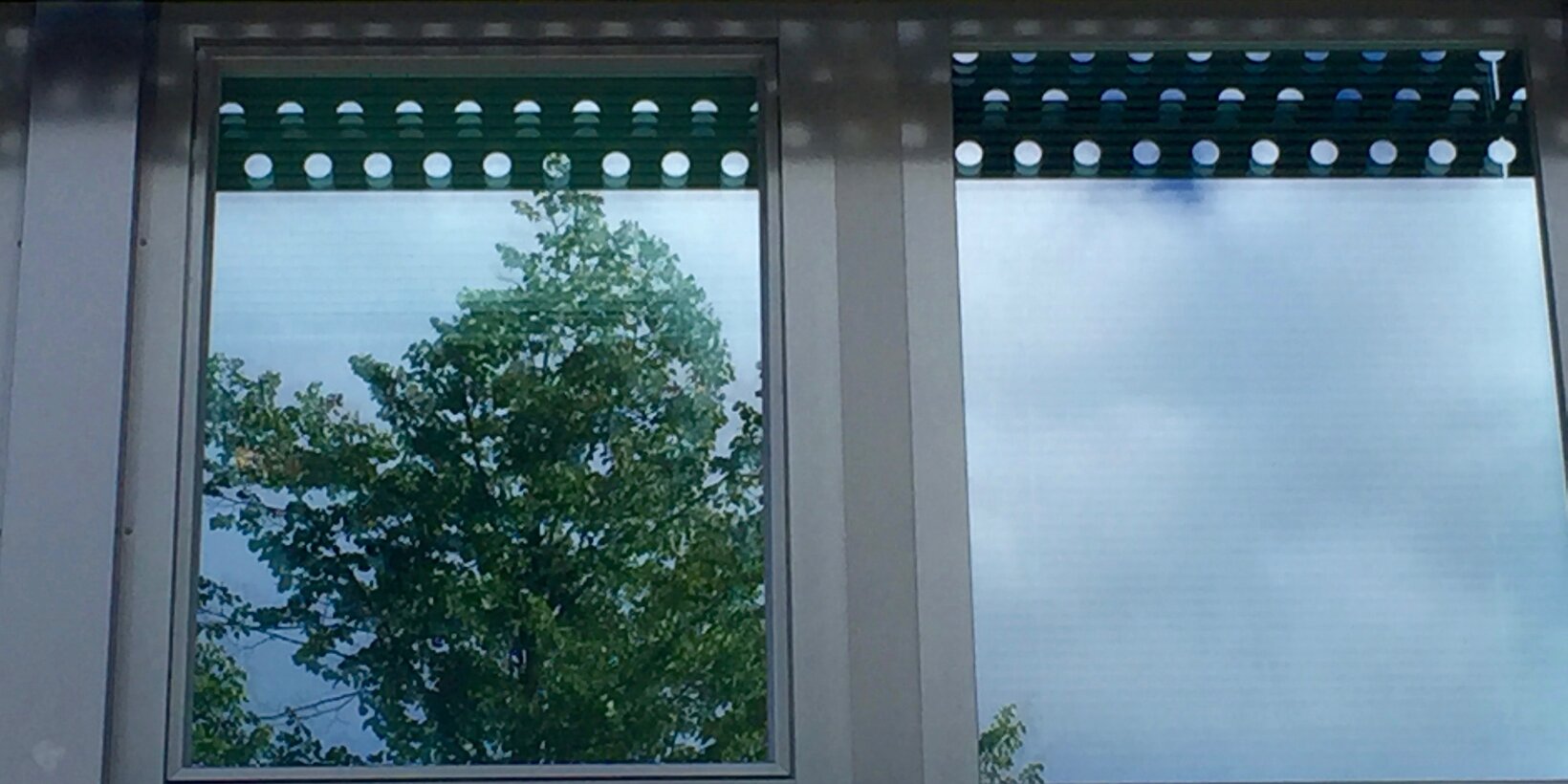 Detailaufnahme der Fassade mit dem BUG Holz-Aluminium-Renovierungssystem Holzplus im Bernhard Schmidt Gebäudes in Tallin, Estland