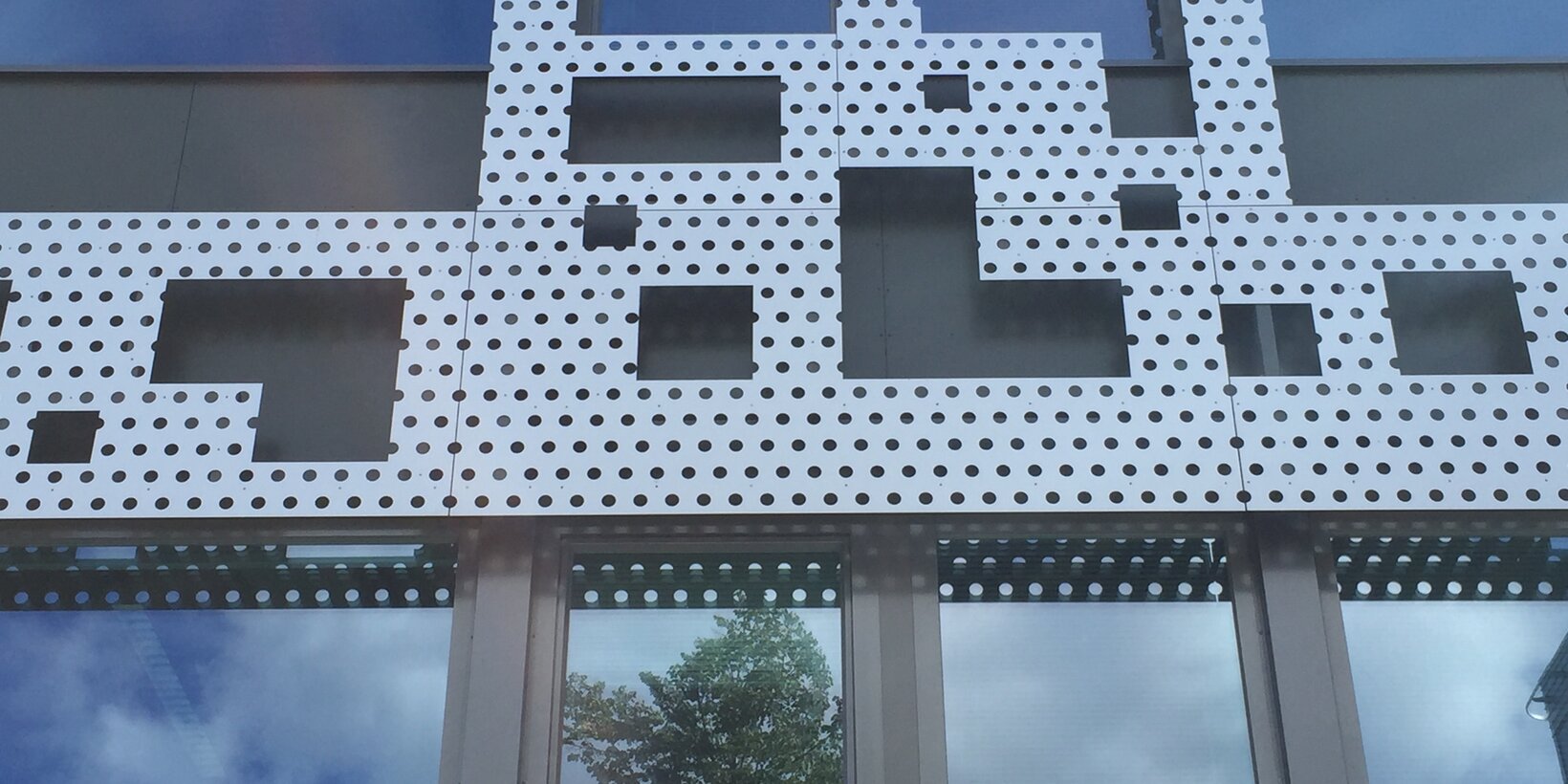 Detailaufnahme der Fassade des Bernhard Schmidt Gebäudes in Tallin, Estland