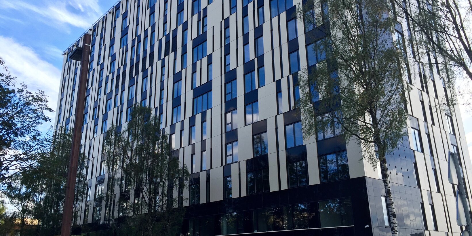 Seitliche Gebäudeansicht des Bernhard Schmidt Gebäudes in Tallin, Estland, mit dem Renovierungssystem Holzplus von BUG