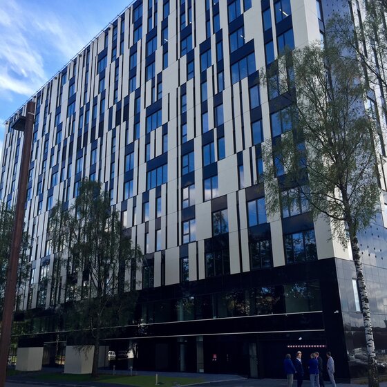 Seitliche Gebäudeansicht des Bernhard Schmidt Gebäudes in Tallin, Estland, mit dem Renovierungssystem Holzplus von BUG