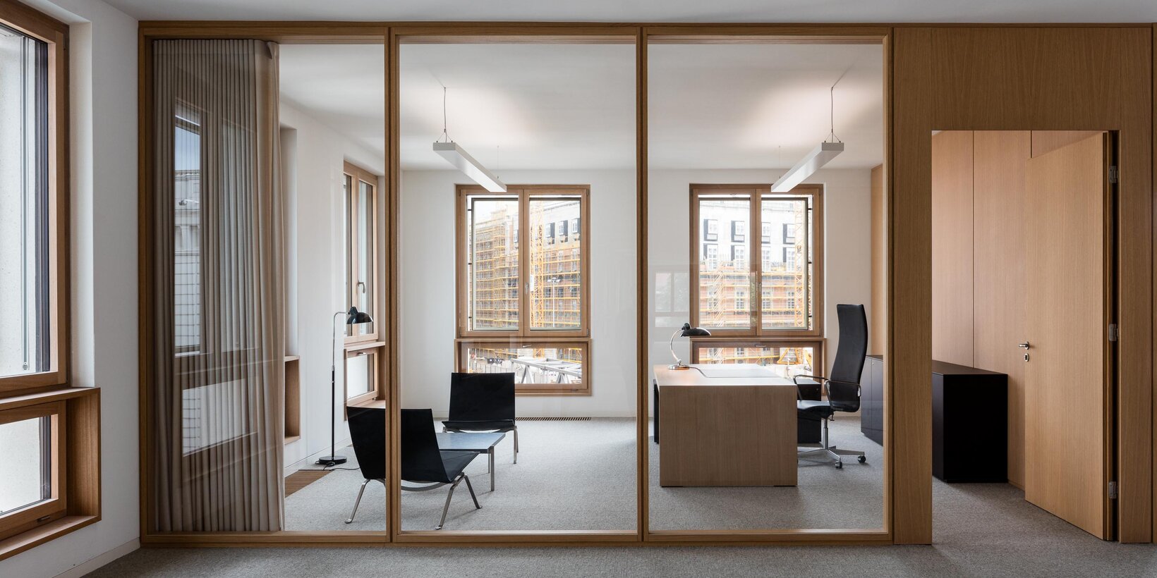 Blick in ein Büro im Geschäftshaus am Schinkelplatz in Berlin