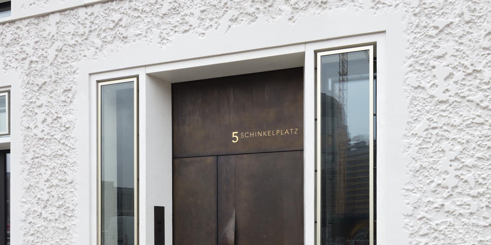 Steinfassade mit Holz-Aluminiumfenster im Bürohaus am Schinkelplatz