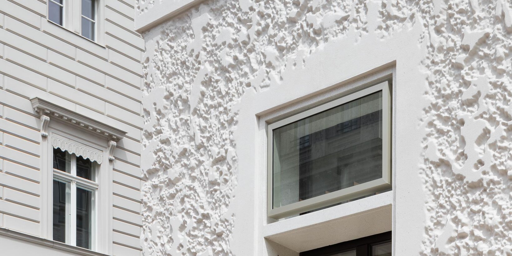 Fassadenansicht mit Holz-Aluminiumfenster im Bürohaus am Schinkelplatz