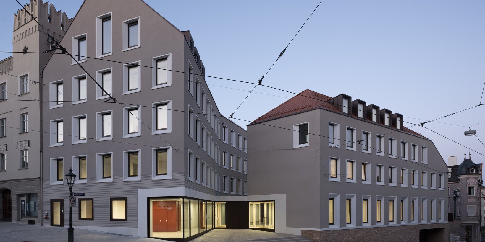 Gebäudeansicht mit Holz-Aluminium-Fenster von BUG im evangelischen Gemeindezentrums in Augsburg