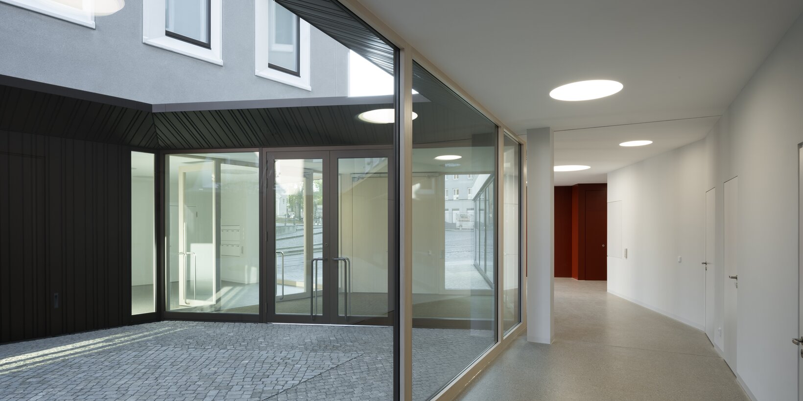 Eingebaute Holz-Aluminium-Fenster von BUG im evangelischen Zentrum in Augsburg